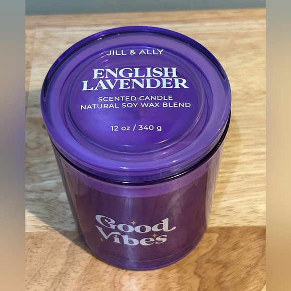 JILL & ALLY ENGLISH LAVENDER NATURAL SOY WAX BLEND LUXURY SCENTED PURPLE CANDLE - Picture 4 of 5